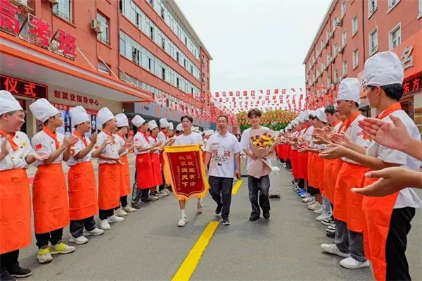 <a href=http://www.8881133.com target=_blank class=infotextkey>江西新東方烹飪學(xué)校</a>.jpg