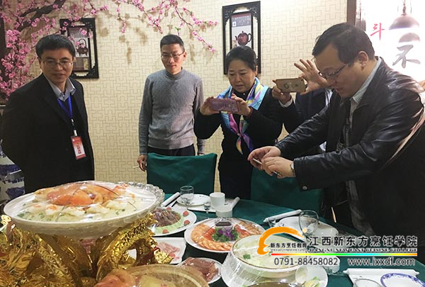 人社部領(lǐng)導(dǎo)蒞臨<a href=http://www.8881133.com target=_blank class=infotextkey><a href=http://www.8881133.com target=_blank class=infotextkey>江西新東方烹飪學(xué)院</a></a>調(diào)研