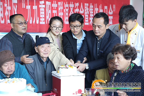 重陽(yáng)節(jié)活動(dòng)走進(jìn)社區(qū) 關(guān)愛老人