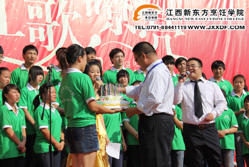 <a href=http://www.8881133.com target=_blank class=infotextkey>江西新東方烹飪學(xué)院</a>與祖國同歲的涂序鳳教授點燃生日蠟燭~副本.jpg