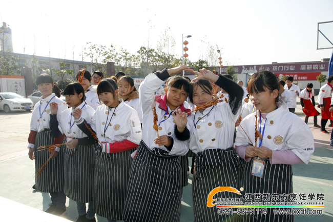 ��ԺС�{(l��n)У�^(q��)��ɫ������Y(ji��)�I(y��)����¡���e����ǧ��ͬϯƷ��ɫ��ζ