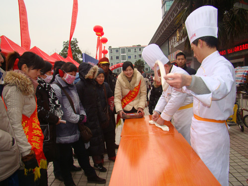 拉面技術吸引人們觀看