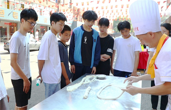 <a href=http://www.8881133.com target=_blank class=infotextkey>江西新東方烹飪學校</a>研學游.jpg