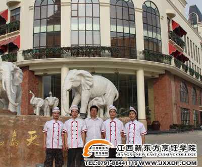 就業(yè)指導(dǎo)中心姚主任和在陽光春天酒店工作的<a href=http://www.8881133.com target=_blank class=infotextkey>江西新東方烹飪學(xué)院</a>畢業(yè)學(xué)子合影