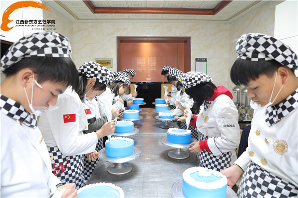 <a href=http://www.8881133.com target=_blank class=infotextkey><a href=http://www.8881133.com target=_blank class=infotextkey><a href=http://www.8881133.com target=_blank class=infotextkey>江西新東方烹飪學(xué)院</a></a></a>西點(diǎn)學(xué)生.jpg