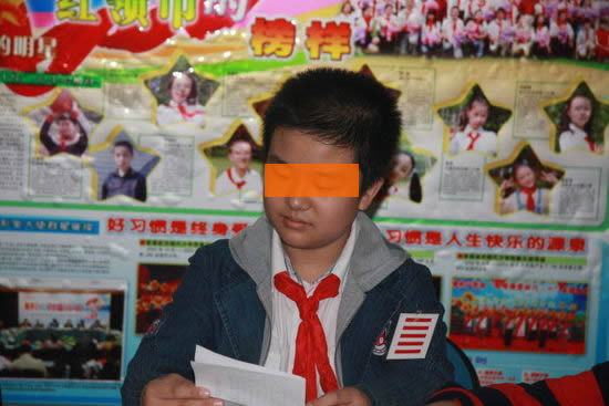 黃藝博當(dāng)選中國少先隊武漢市總隊長后 在總隊部閱讀文件.jpg