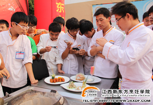 <a href=http://www.8881133.com target=_blank class=infotextkey>江西新東方烹飪學(xué)院</a>的同學(xué)們紛紛用手機(jī)拍照~副本.jpg