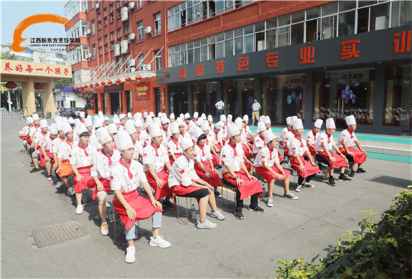 餐飲行業(yè)大師走進(jìn)<a href=http://www.8881133.com target=_blank class=infotextkey>江西新東方烹飪學(xué)院</a>.jpg