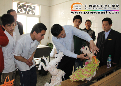 姚大師點(diǎn)評(píng)<a href=http://www.8881133.com target=_blank class=infotextkey>江西新東方烹飪學(xué)院</a>學(xué)生的雕刻作品