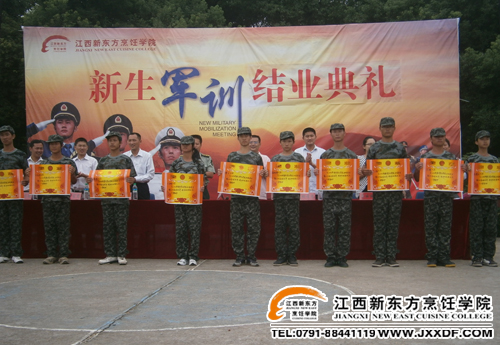 表彰獲得“軍訓(xùn)標(biāo)兵”稱號的同學(xué)~副本.jpg