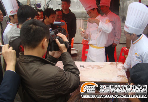 江西新東方面點大師龍須拉面技術受到媒體關注