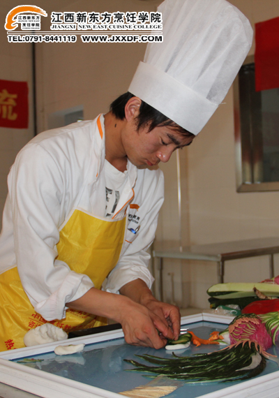 首屆“新東方杯”烹飪技能大賽江西賽區(qū)花色拼盤比賽現(xiàn)場5~副本.jpg