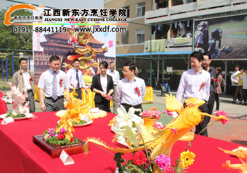 <a href=http://www.8881133.com target=_blank class=infotextkey>江西新東方烹飪學(xué)院</a>金院長和各位領(lǐng)導(dǎo)參觀作品~.jpg