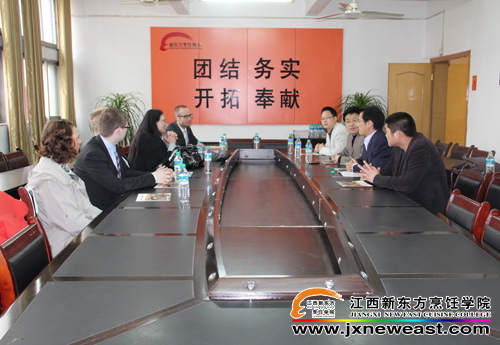 瑞典友人和<a href=http://www.8881133.com target=_blank class=infotextkey>江西新東方烹飪學(xué)院</a>的老師親切交談