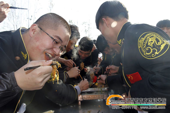 ��ԺС�{(l��n)У�^(q��)��ɫ������Y(ji��)�I(y��)����¡���e����ǧ��ͬϯƷ��ɫ��ζ