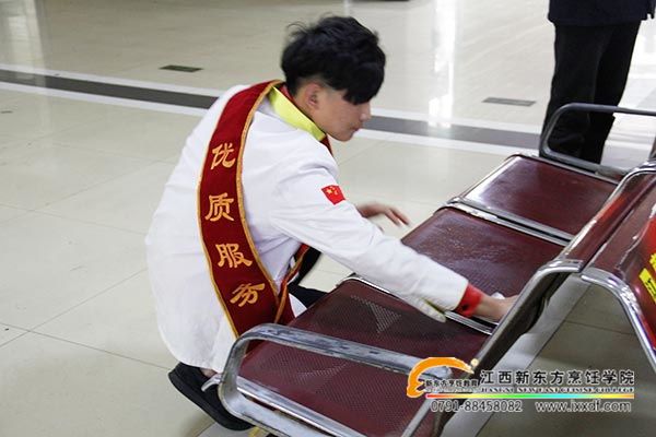 新東方學(xué)子德才兼?zhèn)? width=