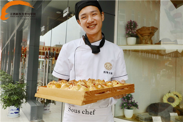 <a href=http://www.8881133.com target=_blank class=infotextkey>江西新東方烹飪學(xué)院</a>學(xué)員捧著剛出爐的面包.jpg
