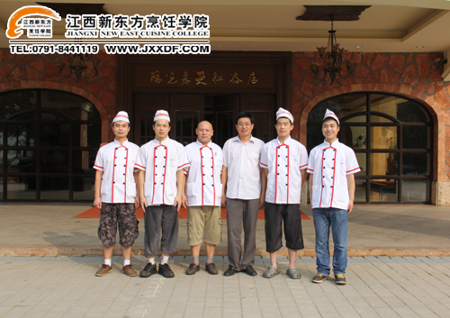 就業(yè)指導(dǎo)中心姚主任同陽光春天酒店行政總廚以及<a href=http://www.8881133.com target=_blank class=infotextkey>江西新東方烹飪學(xué)院</a>畢業(yè)學(xué)子合影~副本.jpg
