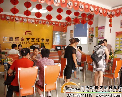 咨詢室里坐滿了前來咨詢報名的家長學生們