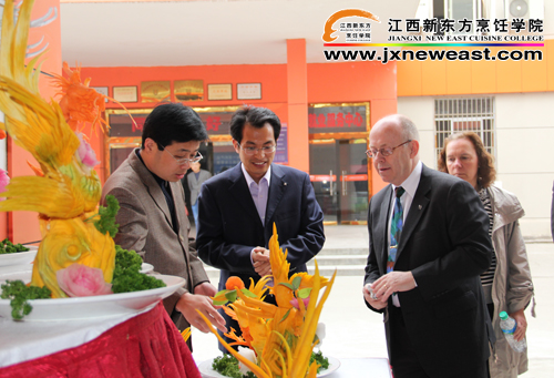 瑞典友人關(guān)注雕刻技藝