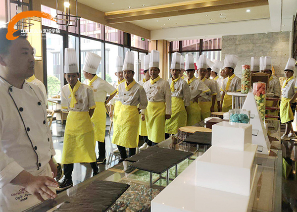 <a href=http://www.8881133.com target=_blank class=infotextkey>江西新東方烹飪學(xué)院</a>學(xué)子參觀五星級酒店.jpg