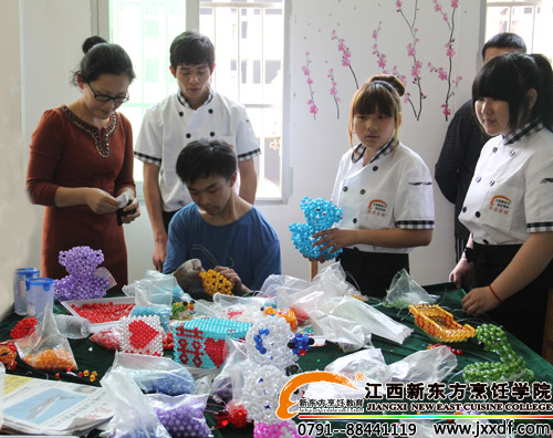 <a href=http://www.8881133.com target=_blank class=infotextkey>江西新東方烹飪學(xué)院</a>的老師和學(xué)生一起觀看仁愛之家的孩子們做手工藝品~.jpg