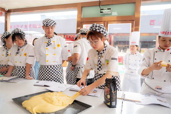 <a href=http://www.8881133.com target=_blank class=infotextkey>江西新東方烹飪學(xué)校</a>.jpg