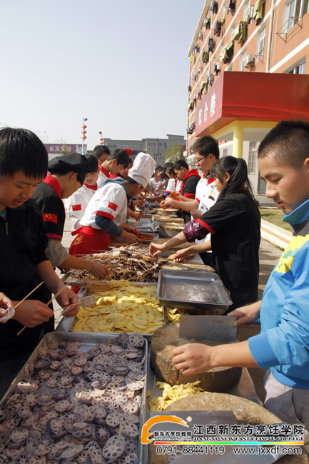 ��ԺС�{(l��n)У�^(q��)��ɫ������Y(ji��)�I(y��)����¡���e����ǧ��ͬϯƷ��ɫ��ζ