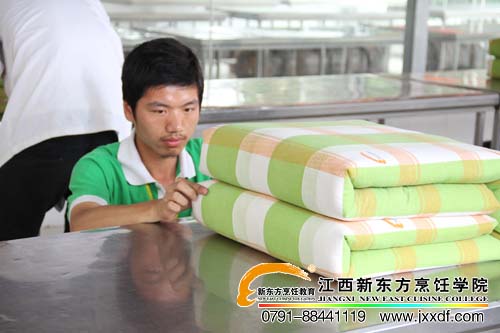 新東方烹飪學(xué)校疊軍被比賽