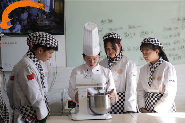 <a href=http://www.8881133.com target=_blank class=infotextkey>江西新東方烹飪學院</a>_老師指導學生.jpg