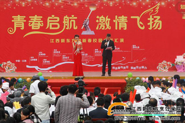 �ഺ���������w�PУ�@��ˇ�R�ݬF(xi��n)��