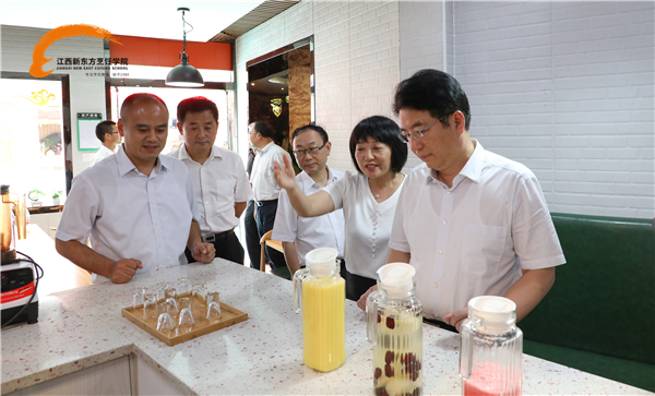 江西省副省長蒞臨<a href=http://www.8881133.com target=_blank class=infotextkey>江西新東方烹飪學院</a>.jpg