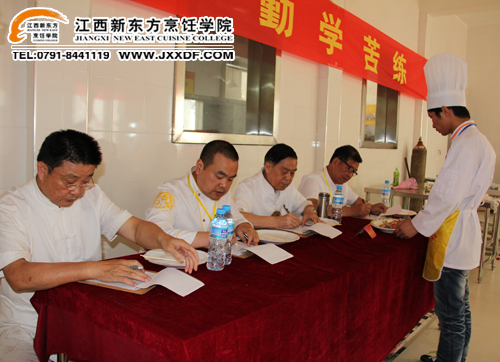 首屆“新東方杯”烹飪技能大賽江西賽區(qū)專業(yè)的評(píng)委老師2~副本.jpg
