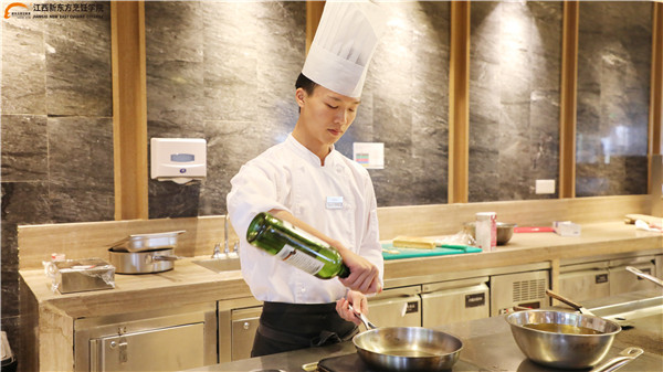 <a href=http://www.8881133.com target=_blank class=infotextkey><a href=http://www.8881133.com target=_blank class=infotextkey>江西新東方烹飪學院</a></a>成功學子.jpg