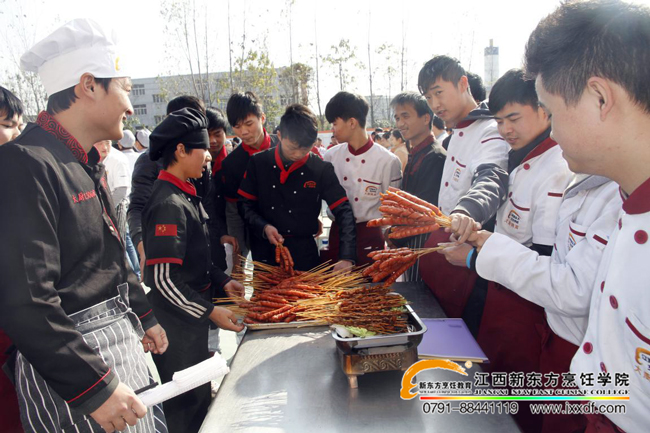 ��ԺС�{(l��n)У�^(q��)��ɫ������Y(ji��)�I(y��)����¡���e����ǧ��ͬϯƷ��ɫ��ζ