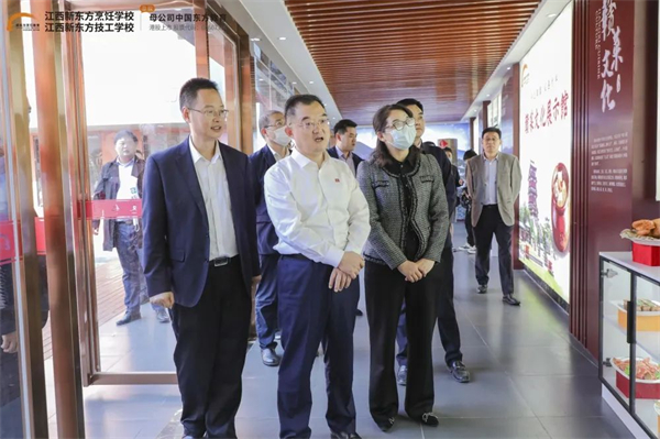 領(lǐng)導(dǎo)視察<a href=http://www.8881133.com target=_blank class=infotextkey>江西新東方烹飪學(xué)校</a>贛菜文化基地.jpg