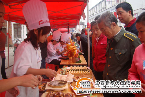社區(qū)居民圍觀江西新東方廚師培訓項目展示