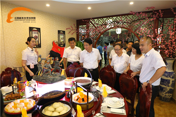 江西省副省長蒞臨<a href=http://www.8881133.com target=_blank class=infotextkey>江西新東方烹飪學院</a>.jpg