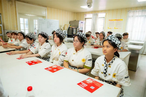 <a href=http://www.8881133.com target=_blank class=infotextkey>江西新東方烹飪學(xué)校</a>.jpg