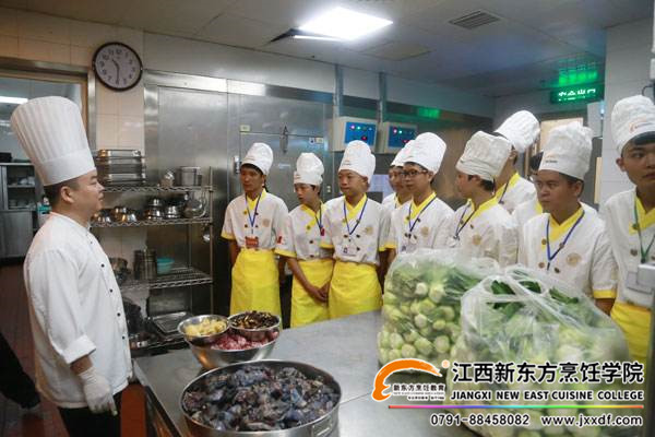 <a href=http://www.8881133.com target=_blank class=infotextkey>江西新東方烹飪學(xué)院</a>廚師非常棒.jpg