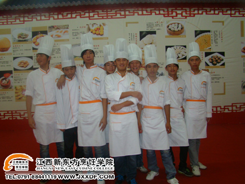 <a href=http://www.8881133.com target=_blank class=infotextkey>江西新東方烹飪學院</a>同學們在贛菜展示會上合影~副本.jpg