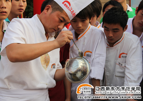 <a href=http://www.8881133.com target=_blank class=infotextkey>江西新東方烹飪學(xué)院</a>學(xué)子張鵬輝秀廚藝3~副本.jpg