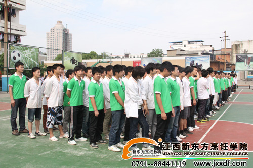 <a href=http://www.8881133.com target=_blank class=infotextkey>江西新東方烹飪學(xué)院</a>學(xué)生整齊的隊(duì)列.jpg
