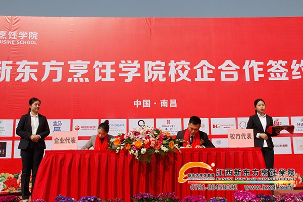 我院創(chuàng)就業(yè)中心負責(zé)人陳輝與企業(yè)代表簽約