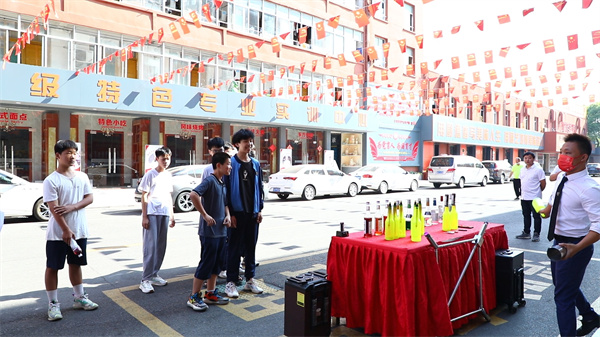 <a href=http://www.8881133.com target=_blank class=infotextkey>江西新東方烹飪學校</a>研學游.jpg