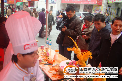 新聞媒體和社區(qū)居民拍攝江西新東方學子的食品雕刻作品