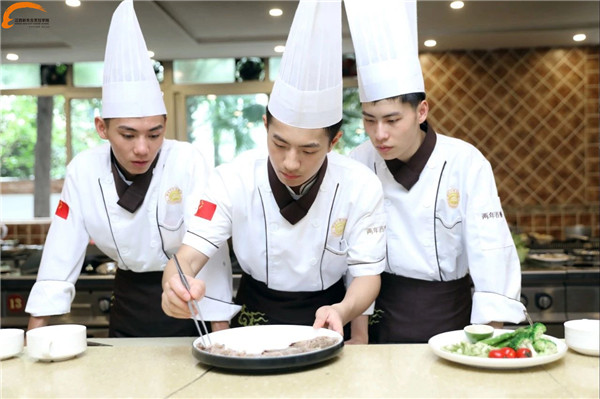 <a href=http://www.8881133.com target=_blank class=infotextkey>江西新東方烹飪學(xué)院</a>西餐專(zhuān)業(yè).jpg