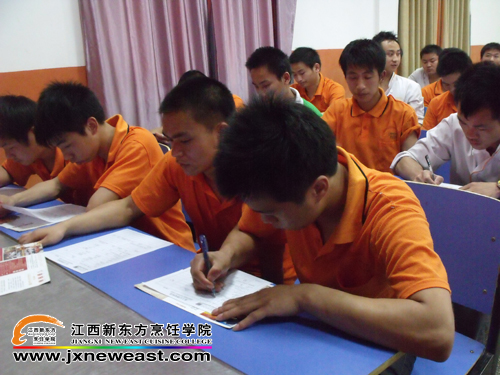 <a href=http://www.8881133.com target=_blank class=infotextkey>江西新東方烹飪學(xué)院</a>學(xué)生認(rèn)真填寫招聘表格