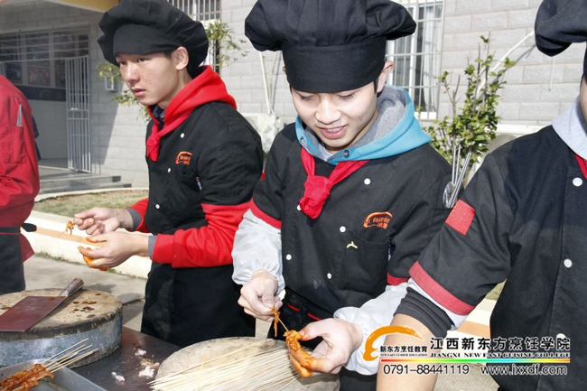 ��ԺС�{(l��n)У�^(q��)��ɫ������Y(ji��)�I(y��)����¡���e����ǧ��ͬϯƷ��ɫ��ζ