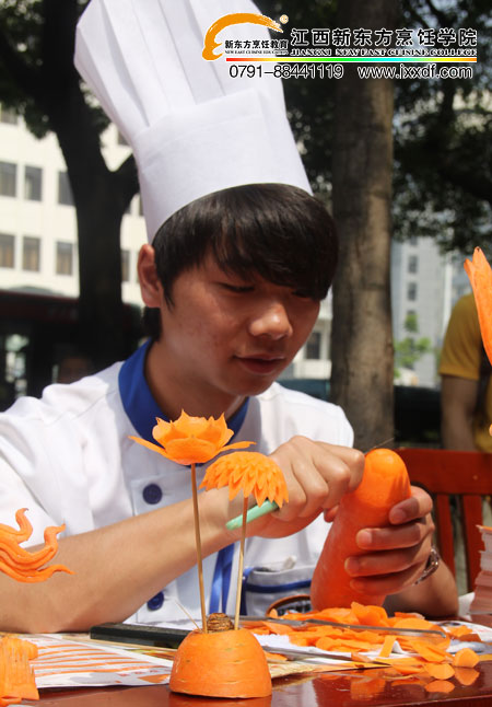 <a href=http://www.8881133.com target=_blank class=infotextkey>江西新東方烹飪學(xué)院</a>學(xué)生聚精會(huì)神雕刻1.jpg